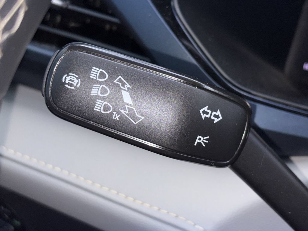 Used 2024 Volkswagen Taos SE w/ MDO Package FWD image 19