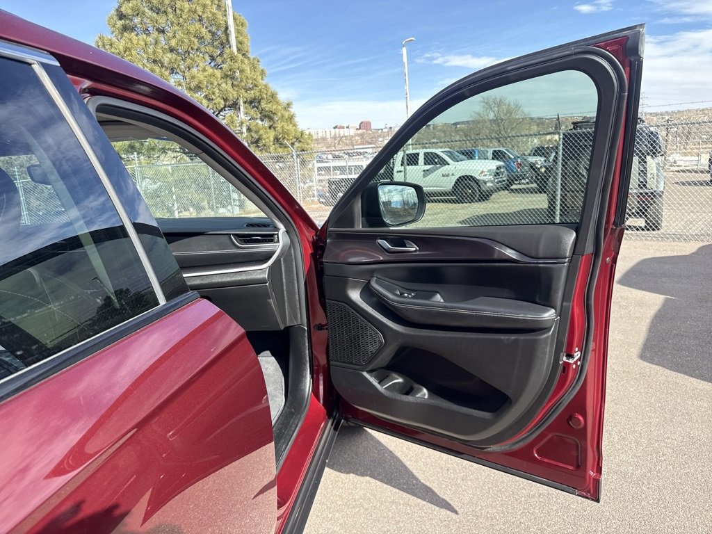 Used 2023 Jeep Grand Cherokee L Laredo image 30