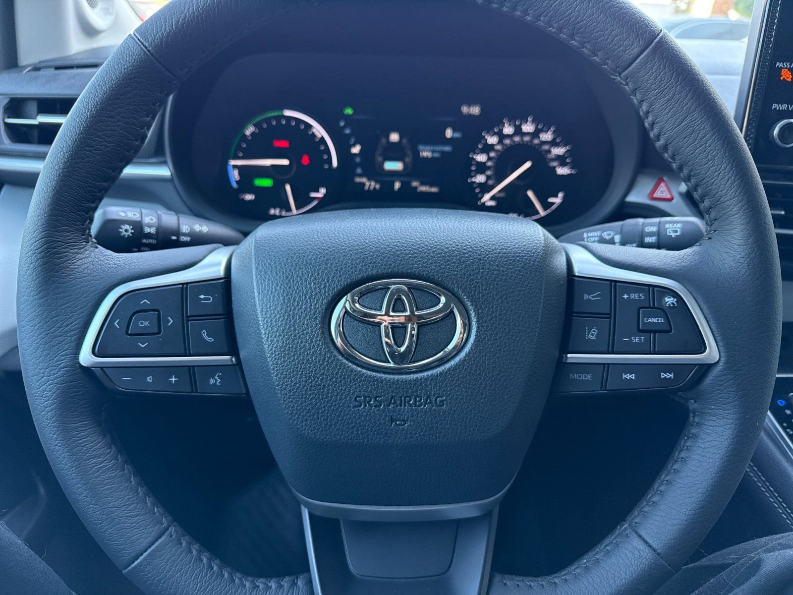 Used 2025 Toyota Sienna XLE w/ XLE Plus Package image 24