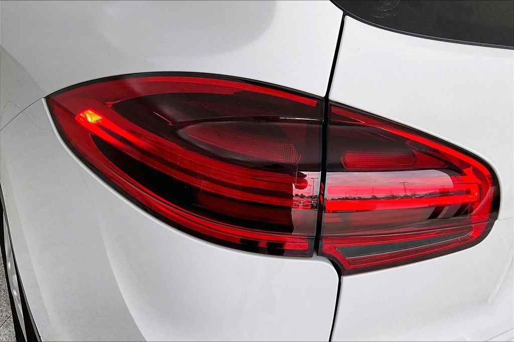 Used 2016 Porsche Cayenne image 38