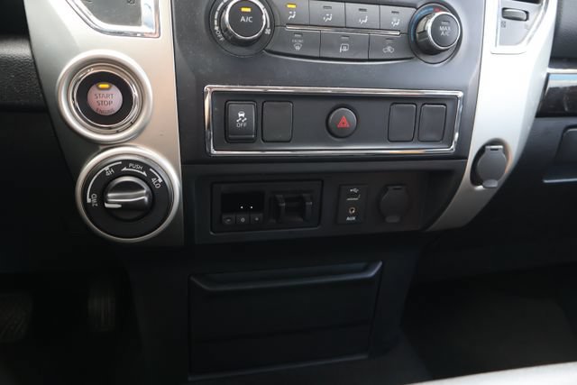 Used 2018 Nissan Titan SV AWD/4WD image 11
