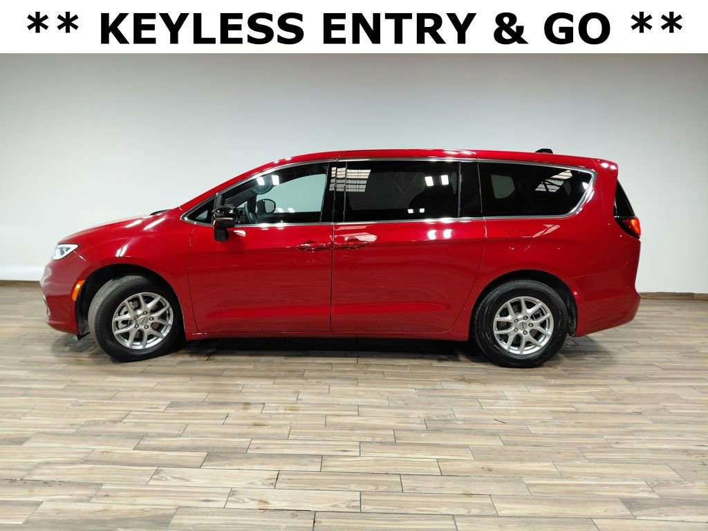 Used 2025 Chrysler Pacifica Select image 21