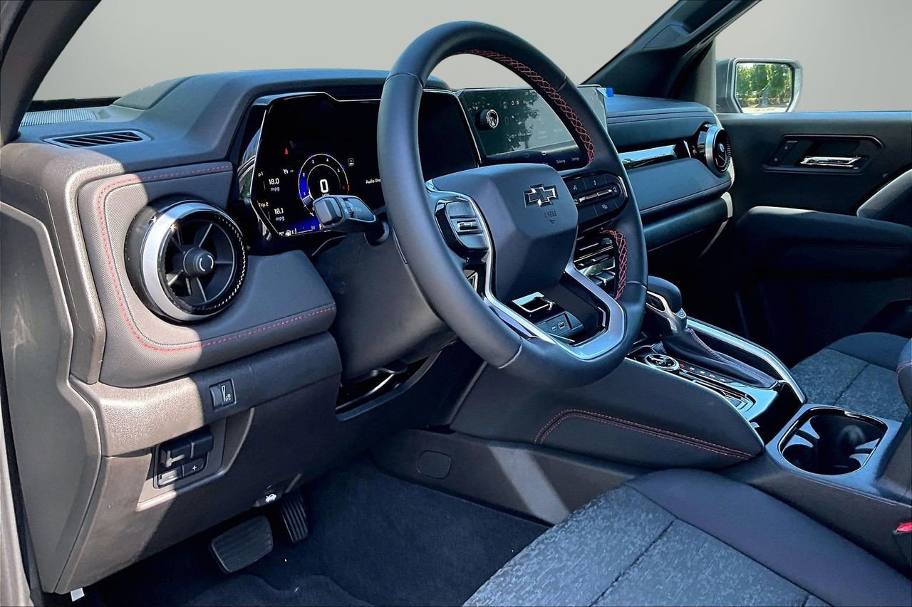 Used 2025 Chevrolet Colorado Z71 AWD/4WD image 19