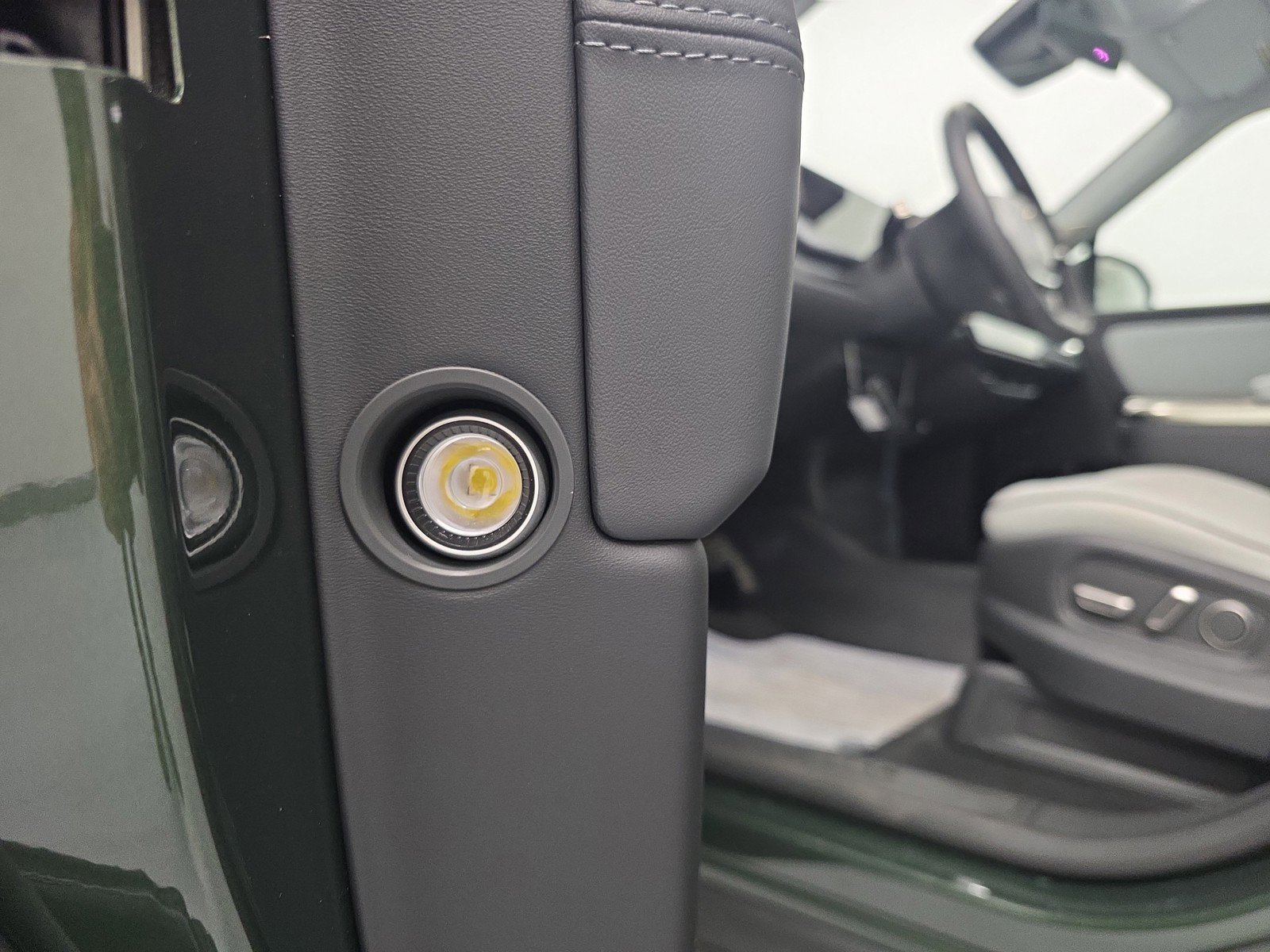 Used 2025 Rivian R1S Adventure AWD/4WD image 32