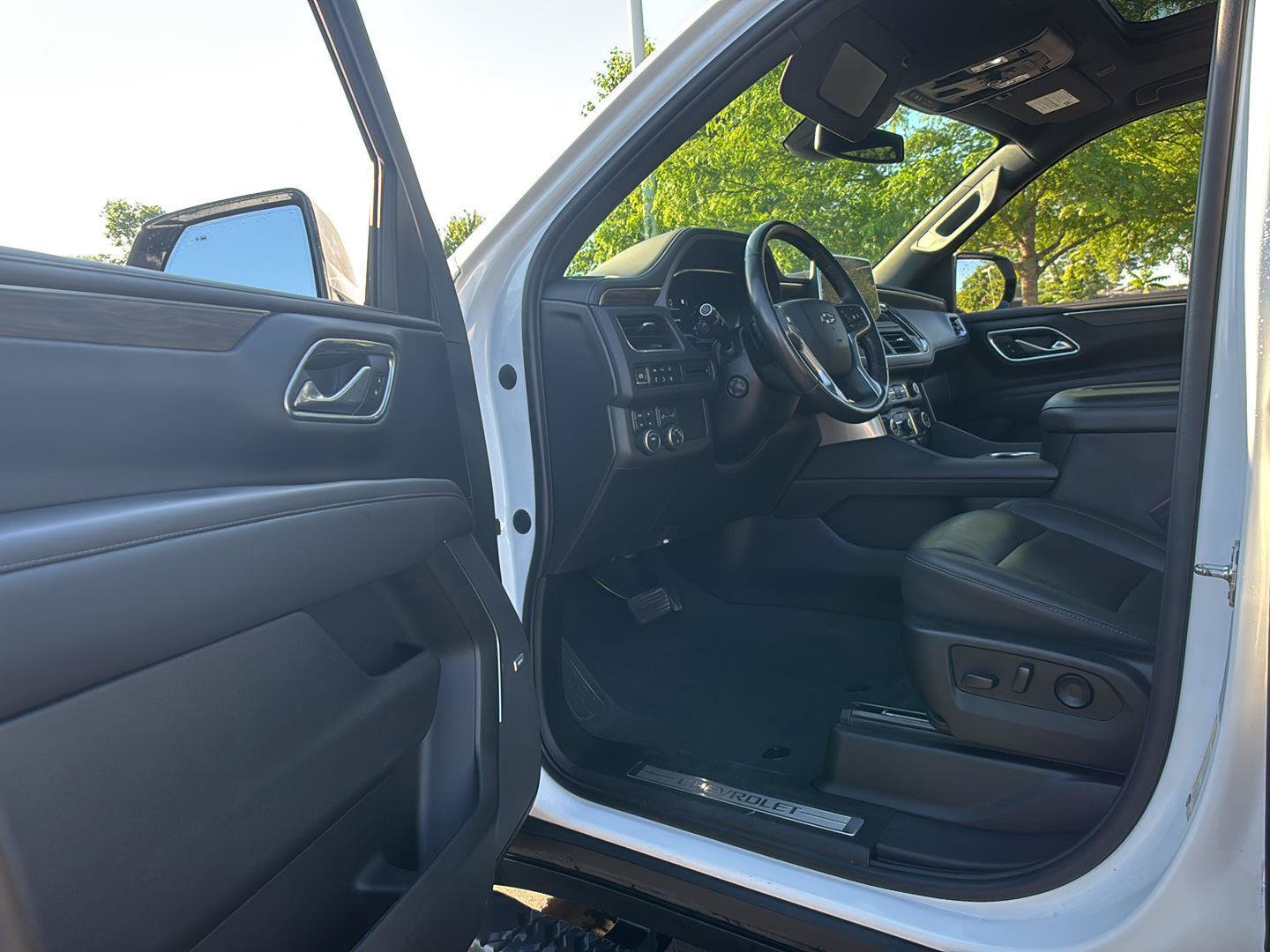 Used 2023 Chevrolet Tahoe Z71 w/ Luxury Package AWD/4WD image 2