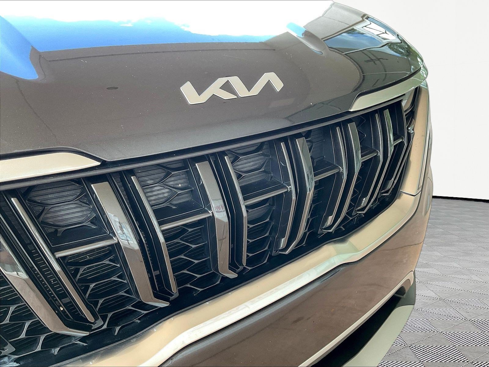 Used 2023 Kia Carnival LX FWD image 31