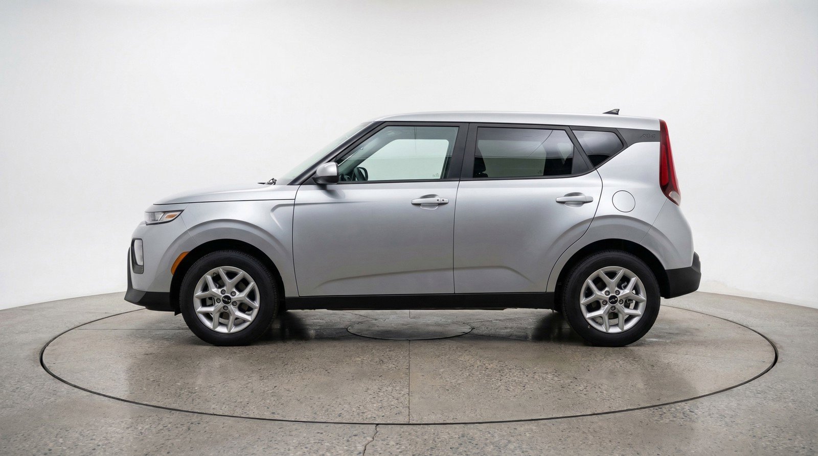 Used 2025 Kia Soul LX w/ LX Technology Package FWD image 3