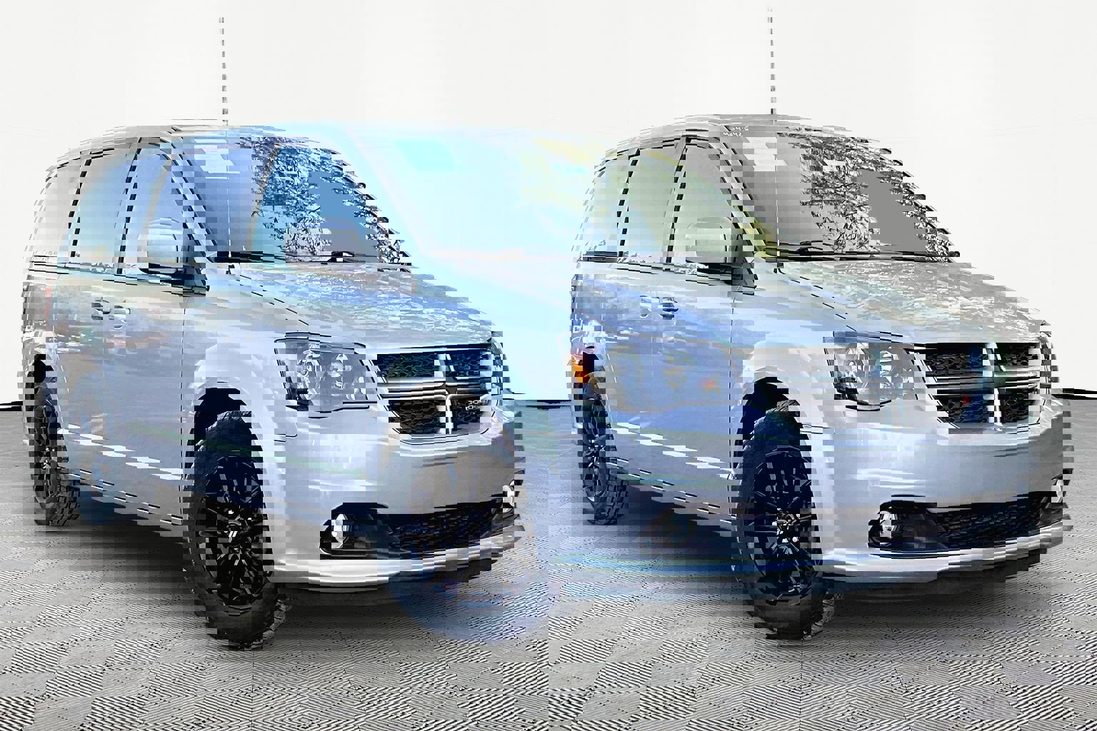 Used 2019 Dodge Grand Caravan GT image 3