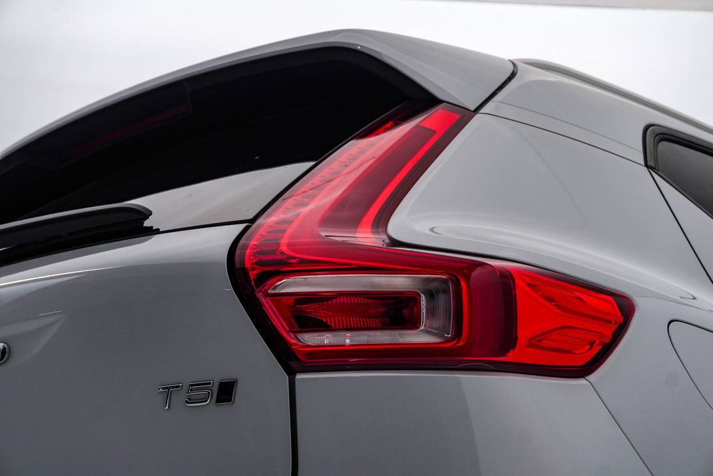 Used 2020 Volvo XC40 T5 Momentum w/ Protection Package Premier image 13