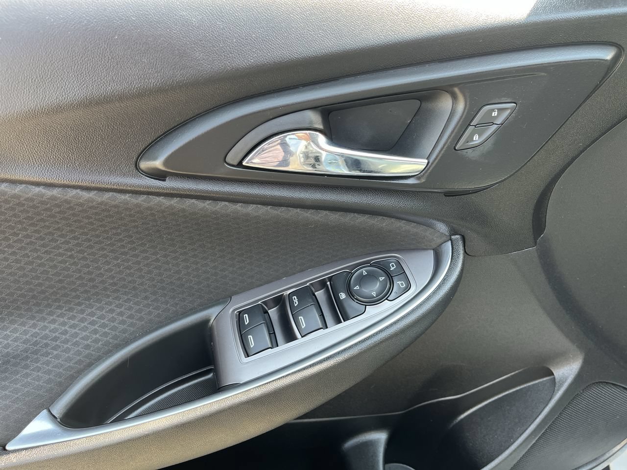 Used 2018 Chevrolet Malibu Hybrid w/ Driver Confidence Package FWD image 21