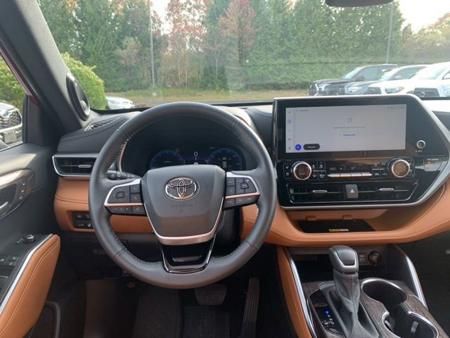 Used 2024 Toyota Highlander Platinum image 15