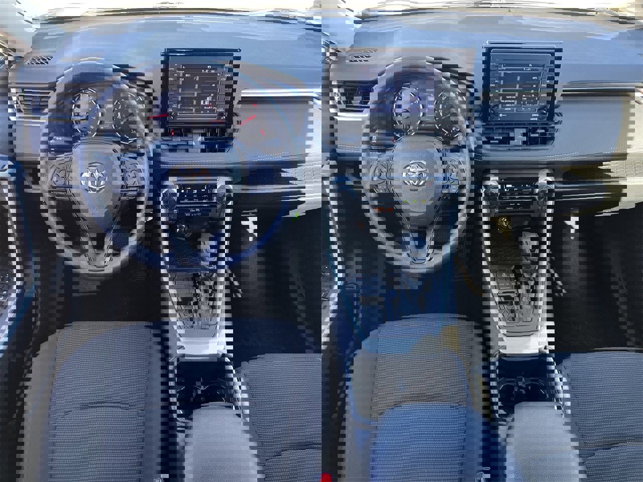 Used 2022 Toyota RAV4 LE image 9