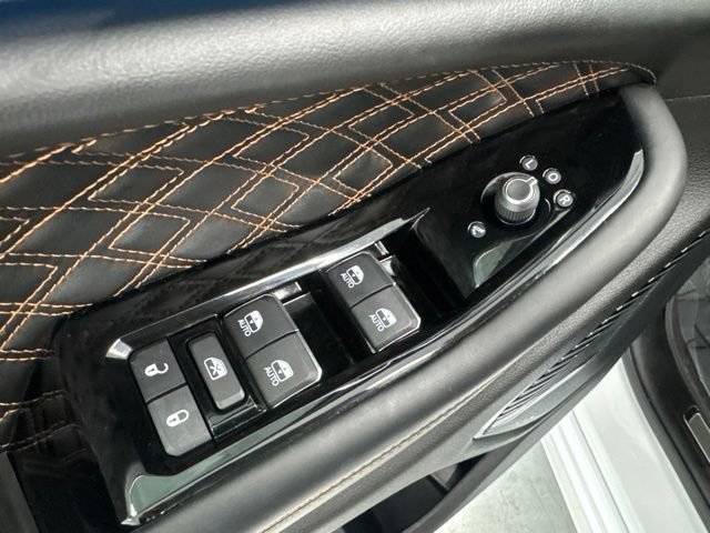 Used 2023 Jeep Grand Cherokee Summit w/ Luxury Tech Group V AWD/4WD image 23