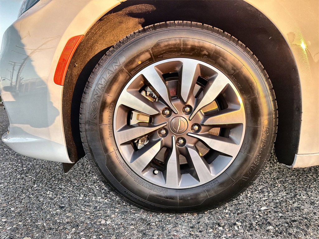 Used 2023 Chrysler Pacifica Limited w/ Uconnect Theater Family Group image 19