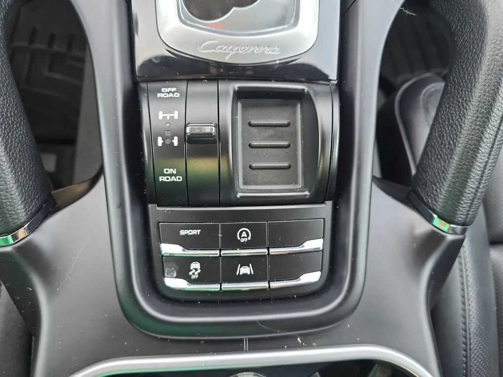 Used 2017 Porsche Cayenne AWD/4WD image 36
