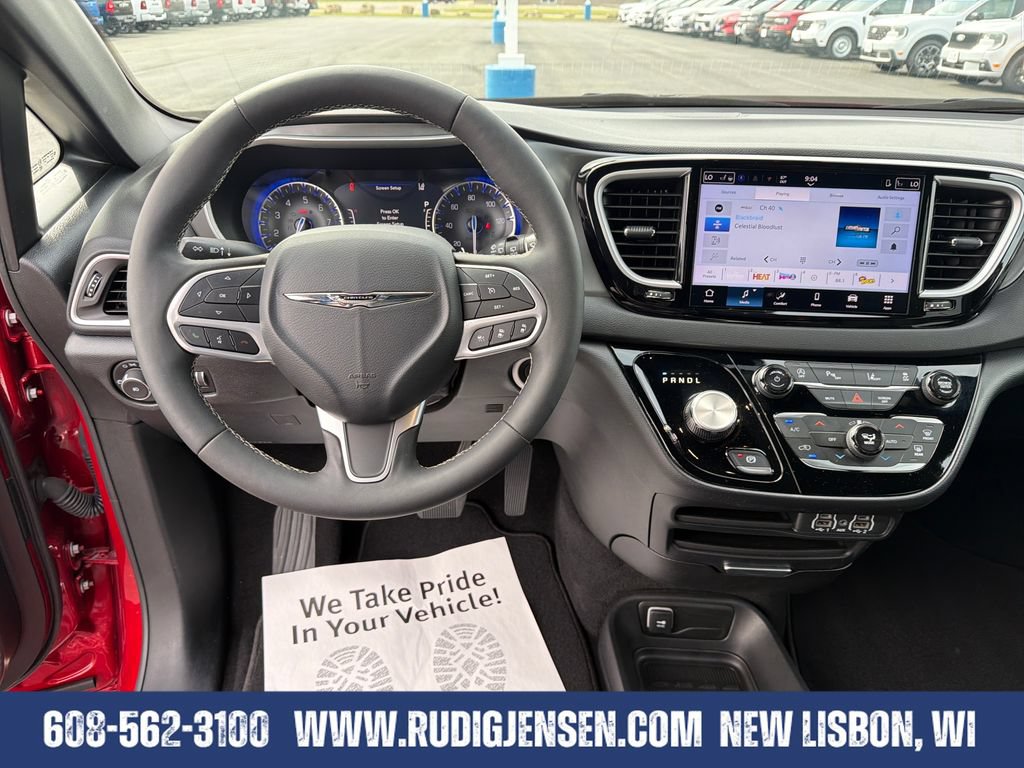 Used 2025 Chrysler Pacifica Select FWD image 13