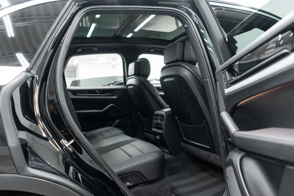 Used 2024 Porsche Cayenne AWD/4WD image 12