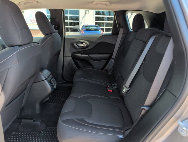 Used 2016 Jeep Cherokee Latitude w/ Cold Weather Group AWD/4WD image 35