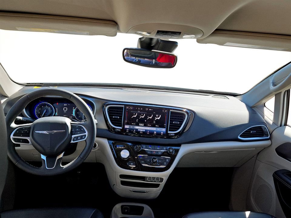 Used 2024 Chrysler Pacifica Touring-L image 13