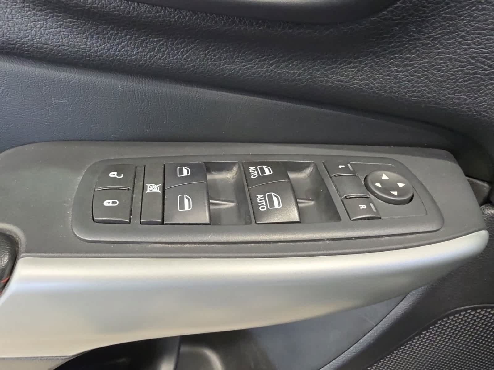 Used 2017 Jeep Cherokee Trailhawk w/ Comfort & Convenience Group AWD/4WD image 19