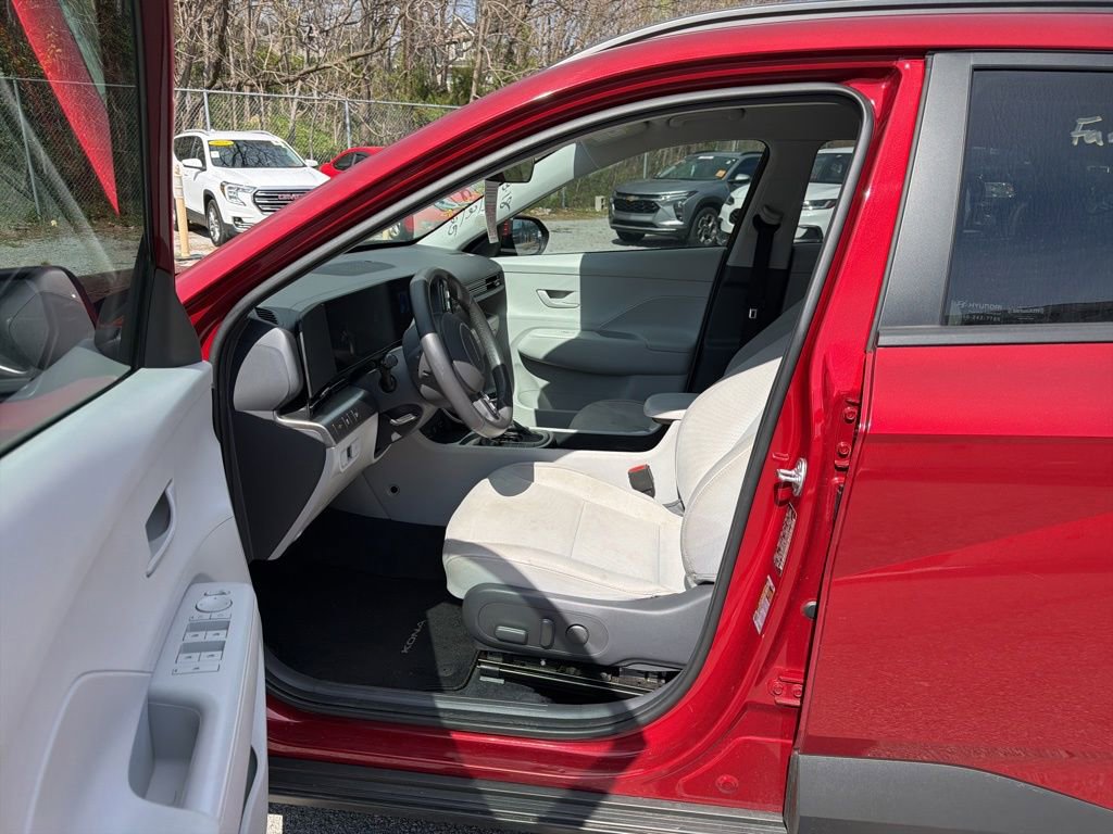 Used 2025 Hyundai Kona SEL image 4