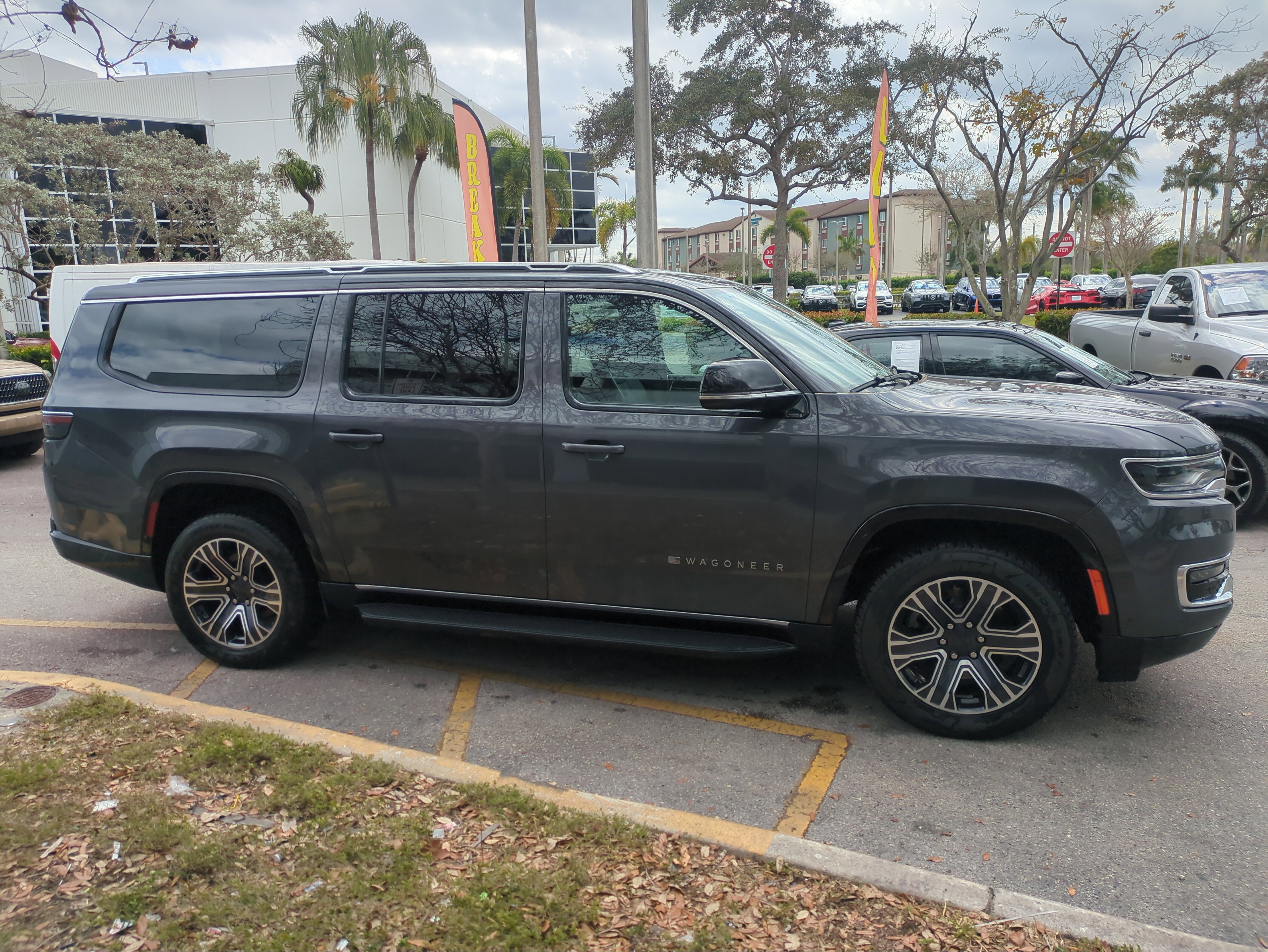 Certified 2024 Jeep Wagoneer L Series II w/ Flexible Seating Group image 4