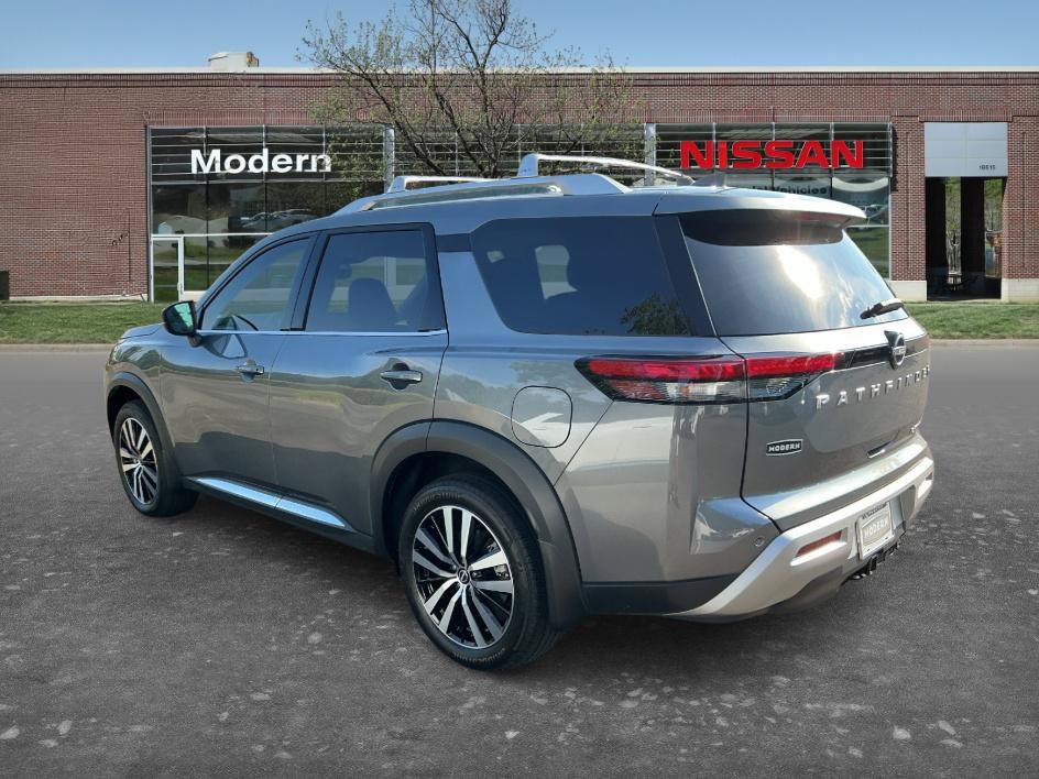 Certified 2025 Nissan Pathfinder Platinum w/ Cargo Package FWD image 2