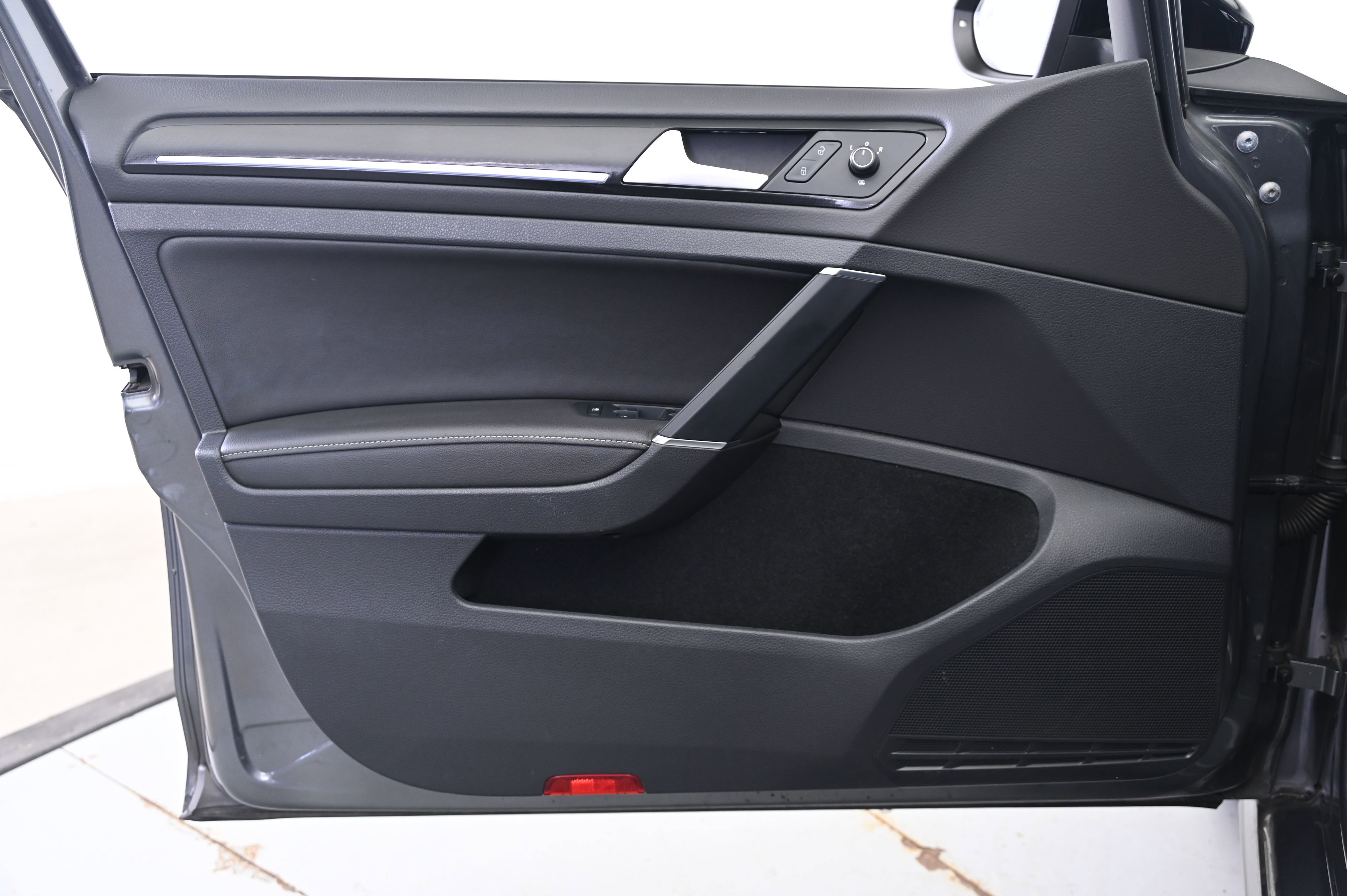 Used 2018 Volkswagen Golf R 4-Door image 25