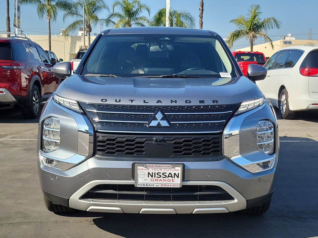 Used 2023 Mitsubishi Outlander SE image 2