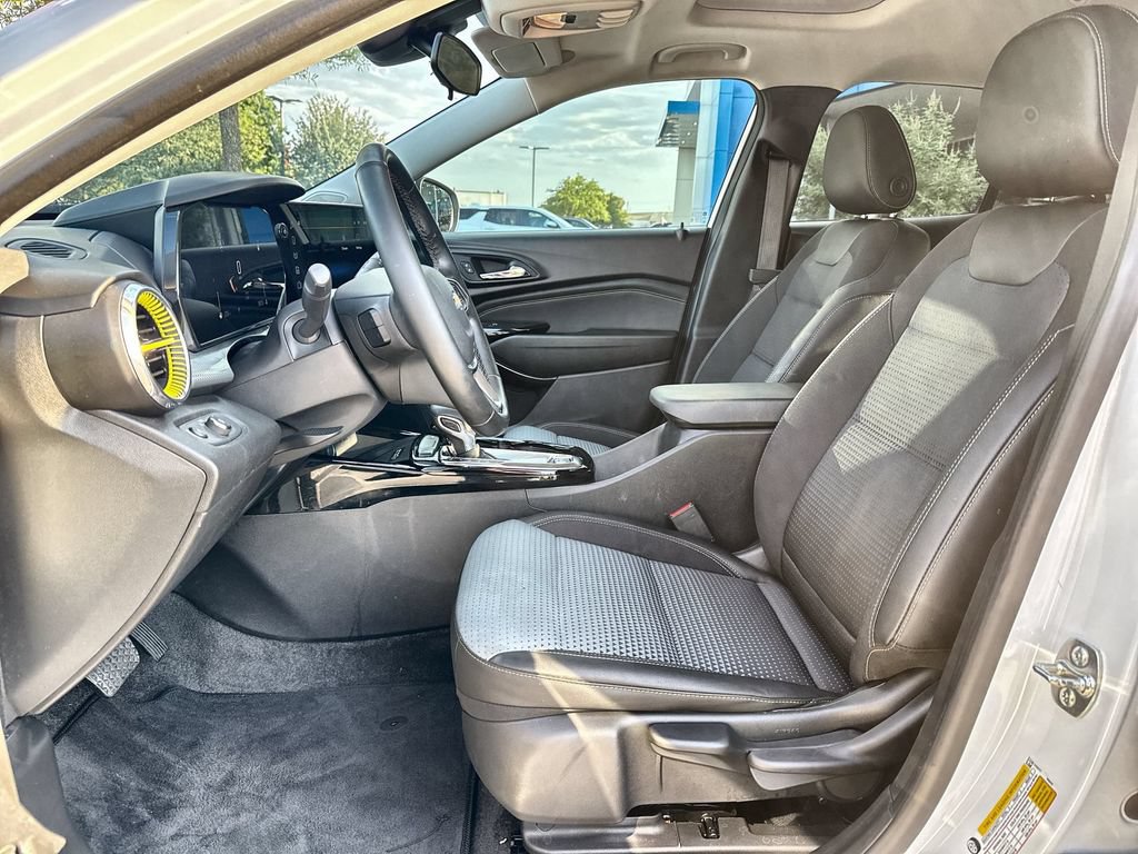 Used 2026 Chevrolet Trax LT w/ Sunroof Package FWD image 11