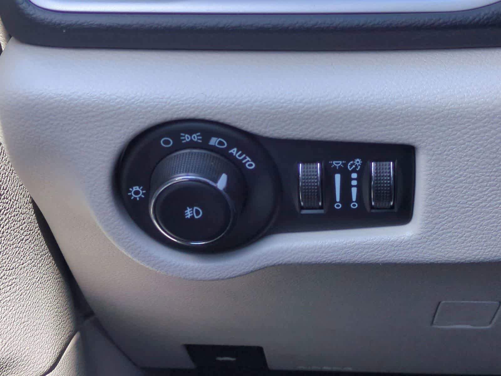 Used 2023 Chrysler Pacifica Touring-L FWD image 17
