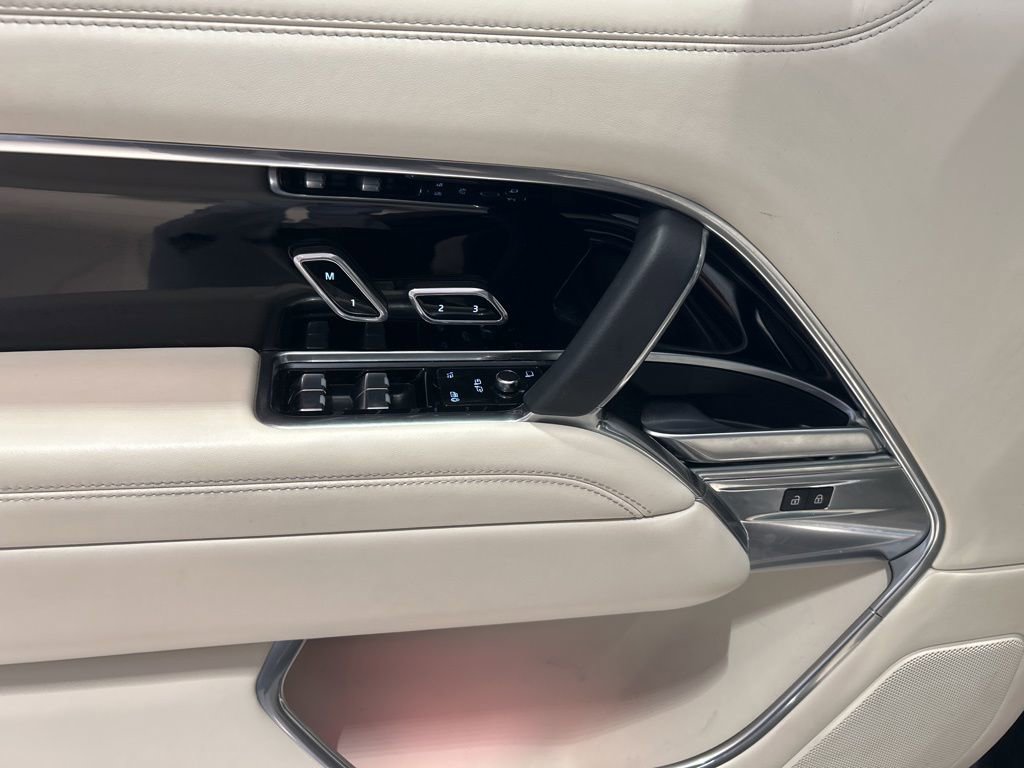 Used 2024 Land Rover Range Rover Long Wheelbase SE image 3