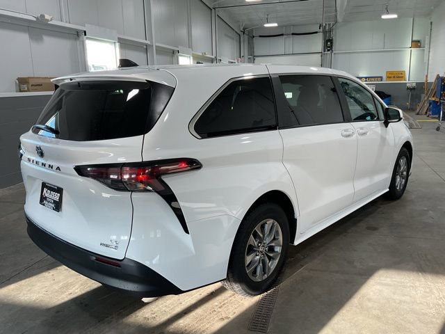 Used 2024 Toyota Sienna LE image 6