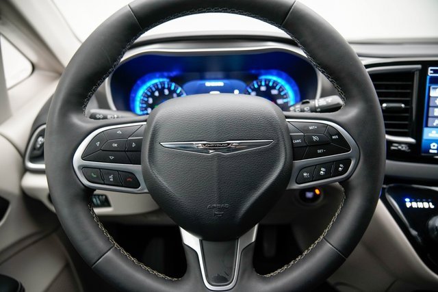 Used 2024 Chrysler Pacifica Touring-L image 33