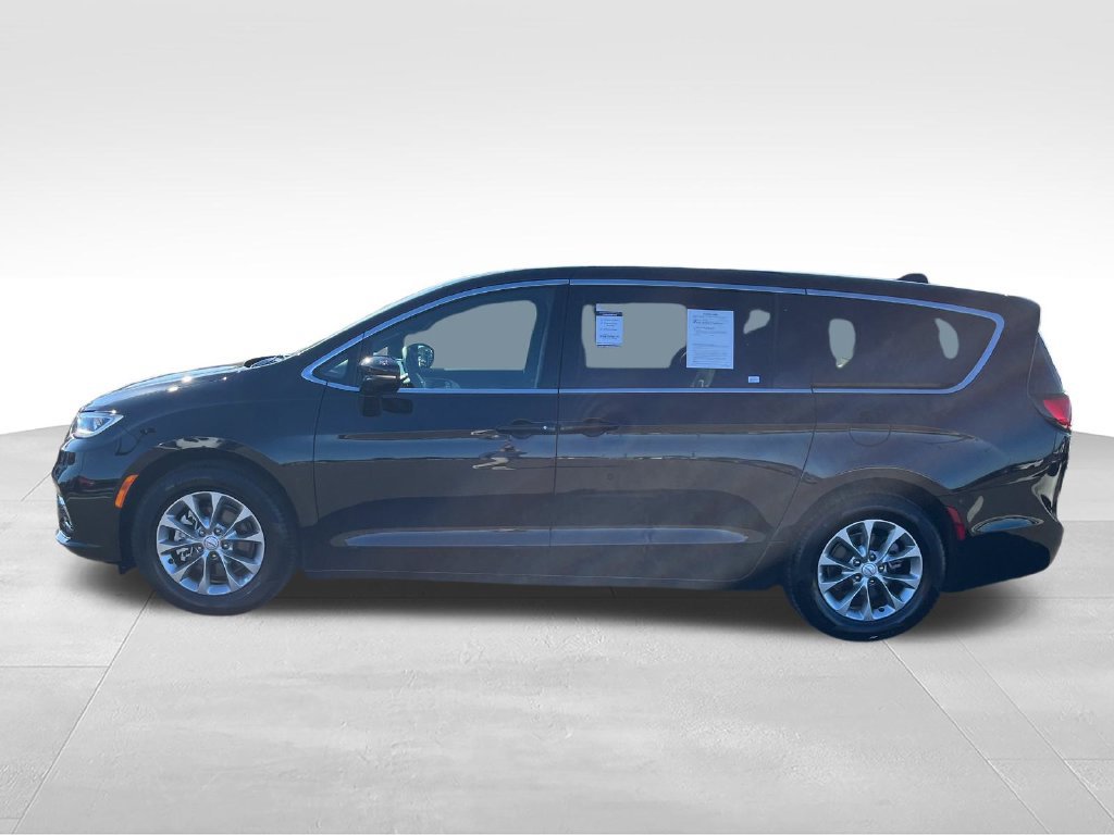 Used 2026 Chrysler Pacifica Limited FWD image 2