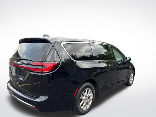 Used 2024 Chrysler Pacifica Touring-L image 4