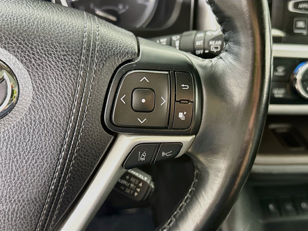 Used 2017 Toyota Highlander Limited Platinum AWD/4WD image 22