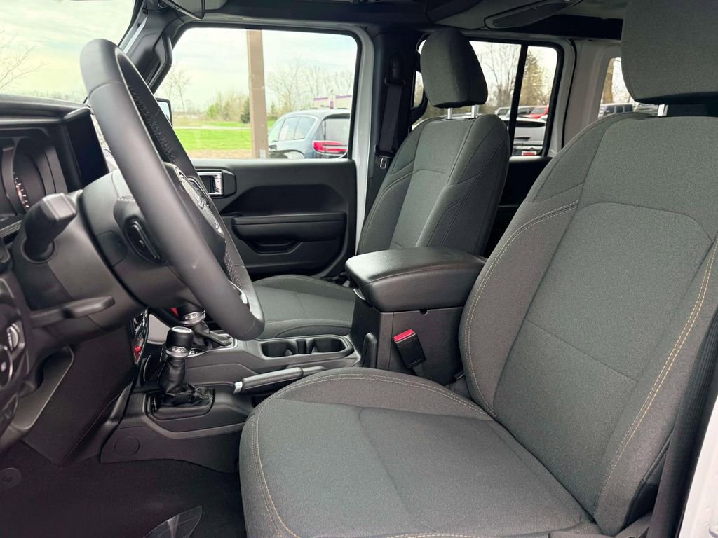 Used 2025 Jeep Wrangler Willys AWD/4WD image 15