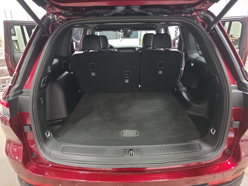 Used 2024 Jeep Grand Cherokee Altitude image 12