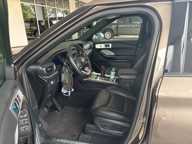 Used 2021 Ford Explorer Platinum w/ Equipment Group 601A image 2