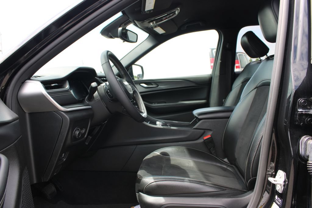 Used 2024 Jeep Grand Cherokee Altitude AWD/4WD image 22