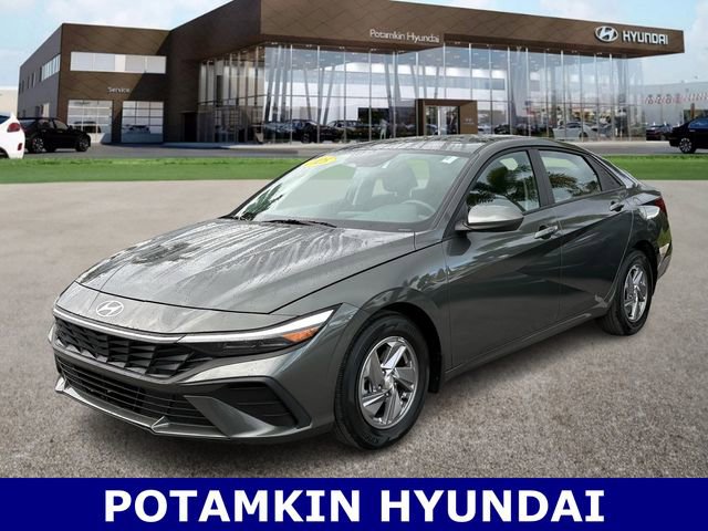 Used 2025 Hyundai Elantra SE image 1