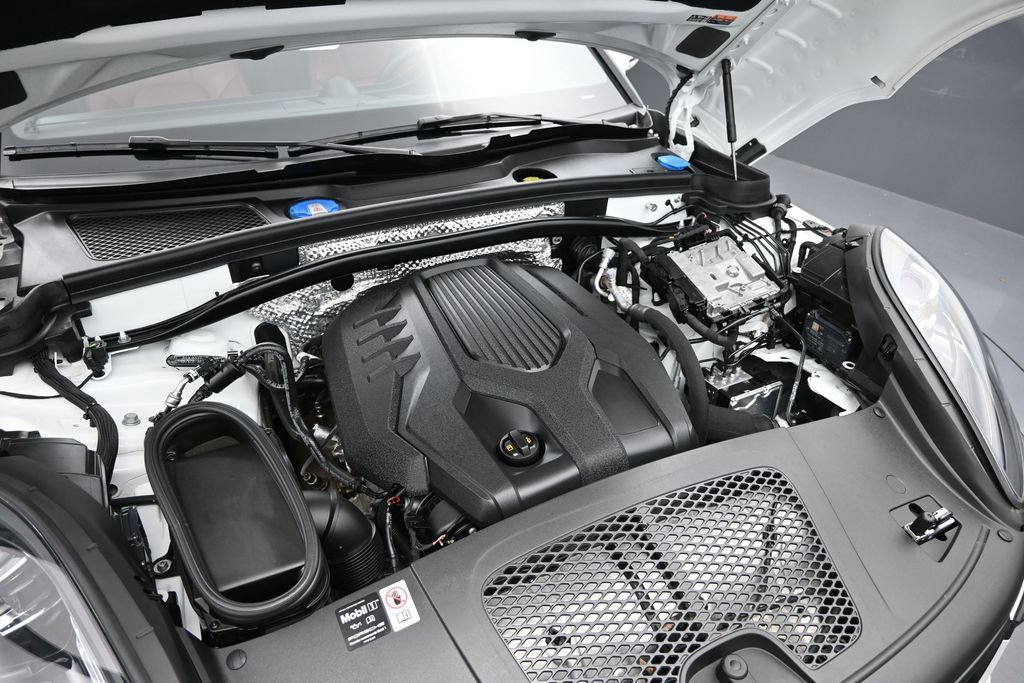 Used 2025 Porsche Macan AWD/4WD image 4