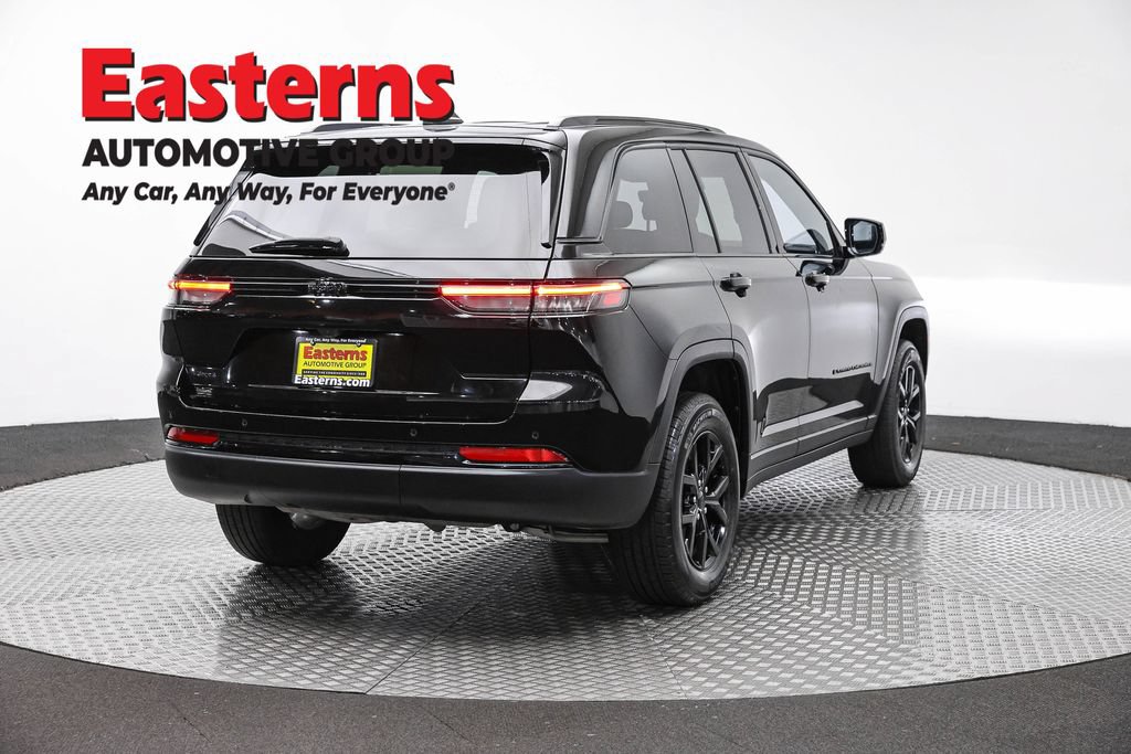 Used 2025 Jeep Grand Cherokee Altitude AWD/4WD image 5