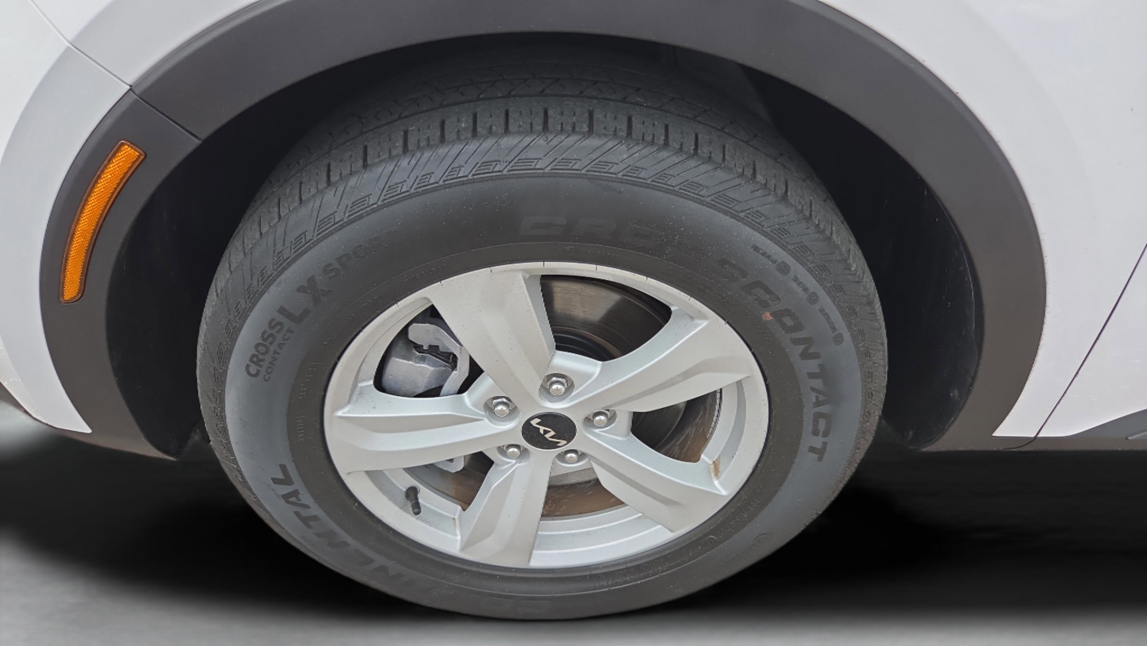 Used 2023 Kia Sorento LX image 10