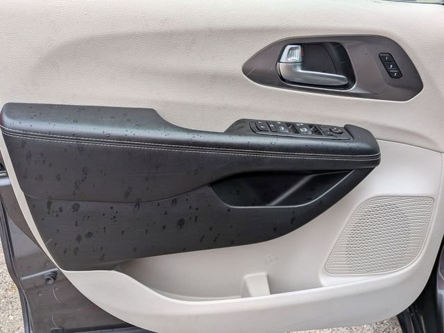 Certified 2023 Chrysler Pacifica Touring-L image 15