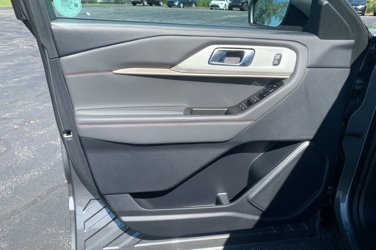Used 2025 Ford Explorer Active AWD/4WD image 13