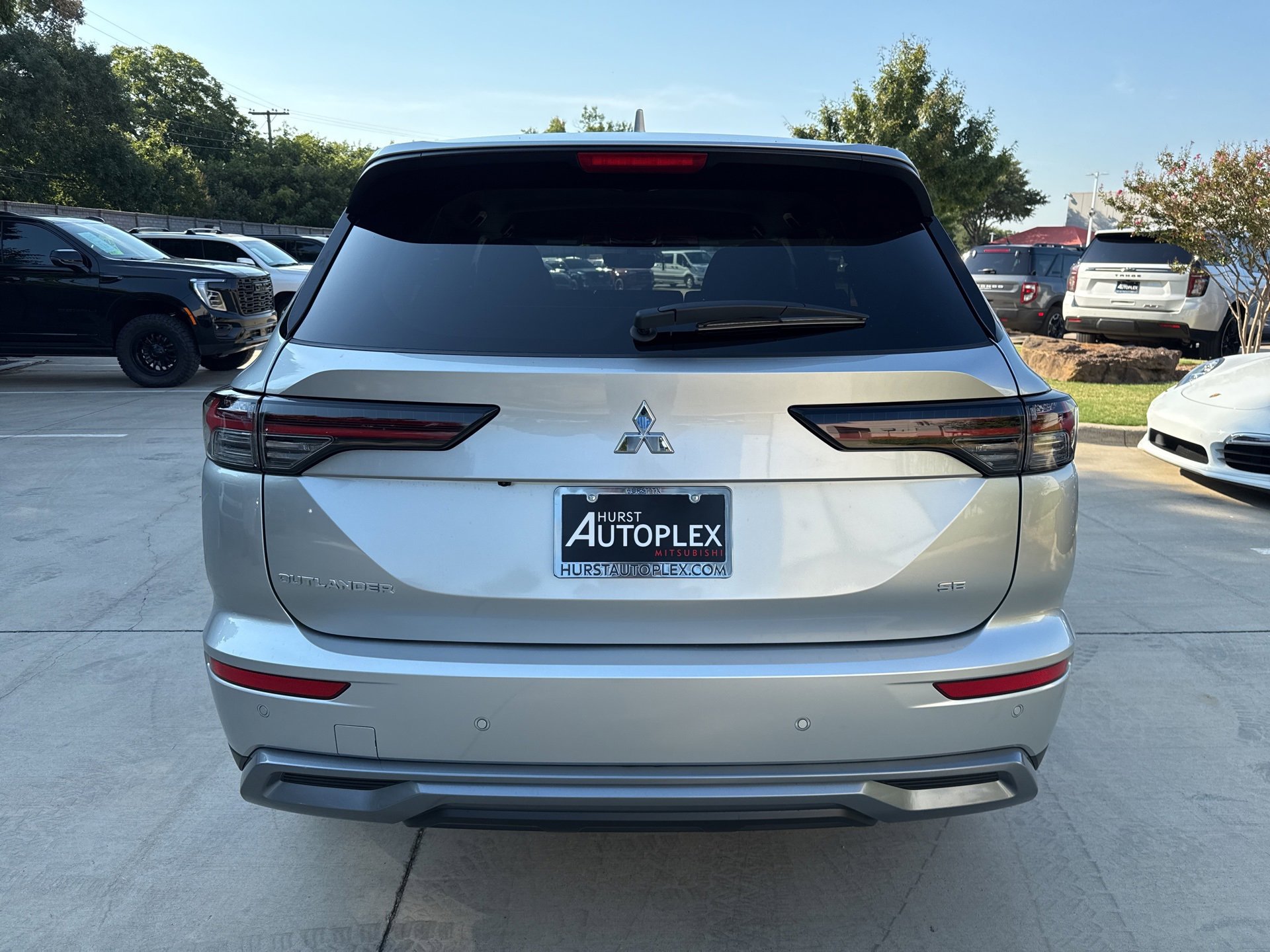 New 2025 Mitsubishi Outlander SE image 2