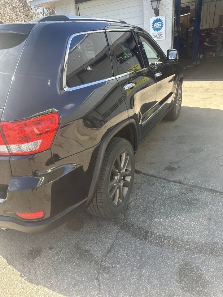 Used 2011 Jeep Grand Cherokee Laredo AWD/4WD image 6
