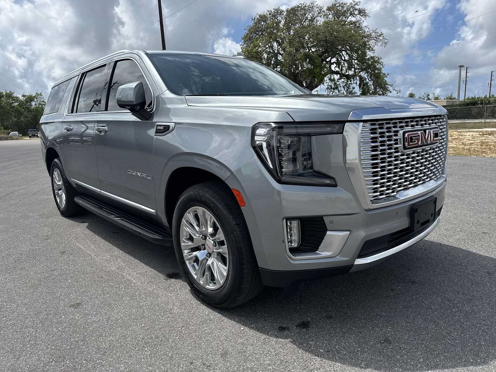 Used 2024 GMC Yukon XL Denali AWD/4WD image 8